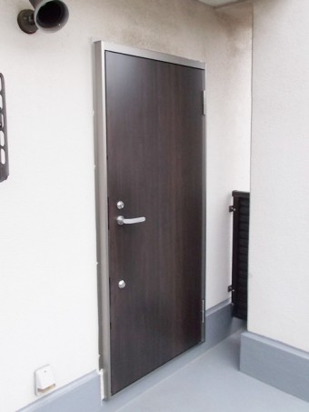 LIXILリシェントとリジェーロαでドアのお取替え